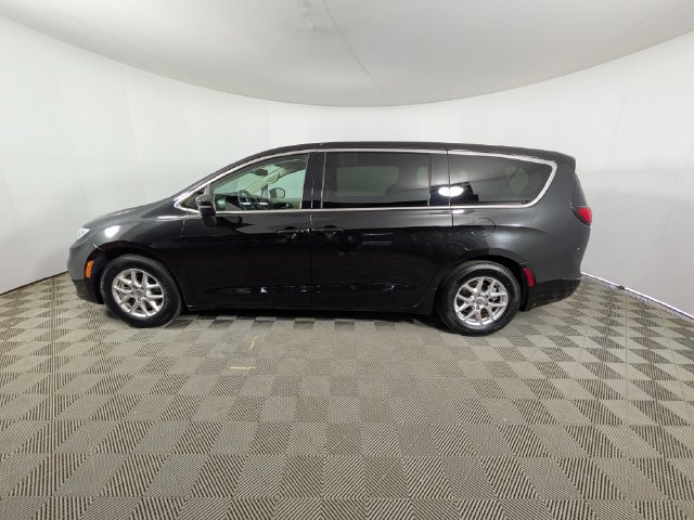 Used 2023 Chrysler Pacifica Touring-L FWD image 16