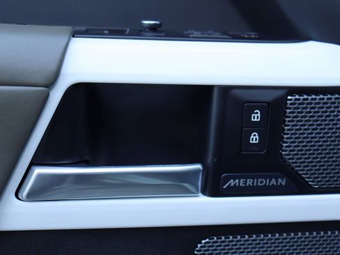 Used 2020 Land Rover Defender 110 HSE image 24