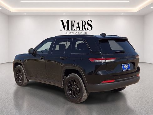 Used 2025 Jeep Grand Cherokee Altitude AWD/4WD image 3