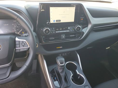 Used 2025 Toyota Highlander XLE FWD image 21