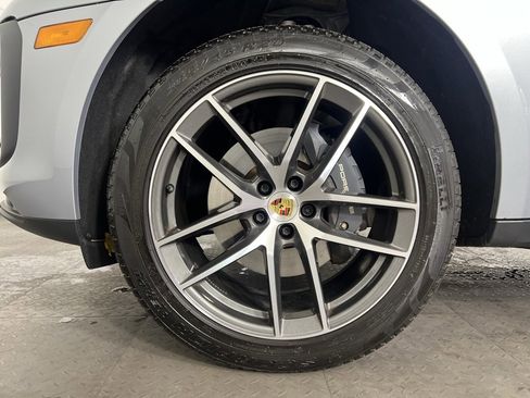 Certified 2025 Porsche Macan image 12