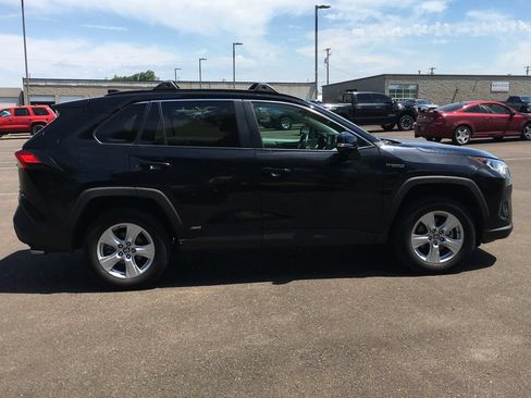 Used 2021 Toyota RAV4 XLE w/ XLE Grade Weather Package AWD/4WD image 7