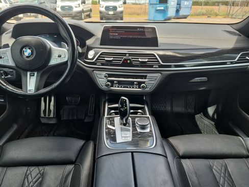Used 2022 BMW 740i w/ M Sport Package RWD image 21