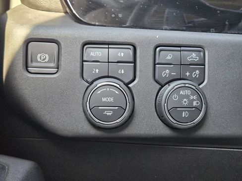 Used 2025 Chevrolet Silverado 1500 LT Trail Boss w/ LT Trail Boss Premium Package AWD/4WD image 21