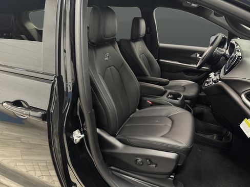 New 2026 Chrysler Pacifica Select AWD/4WD image 31