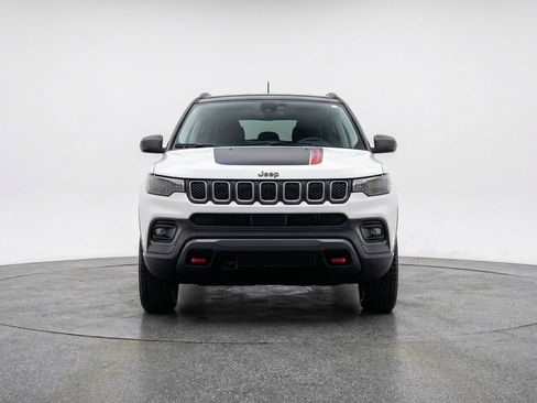 Used 2025 Jeep Compass Trailhawk AWD/4WD image 2