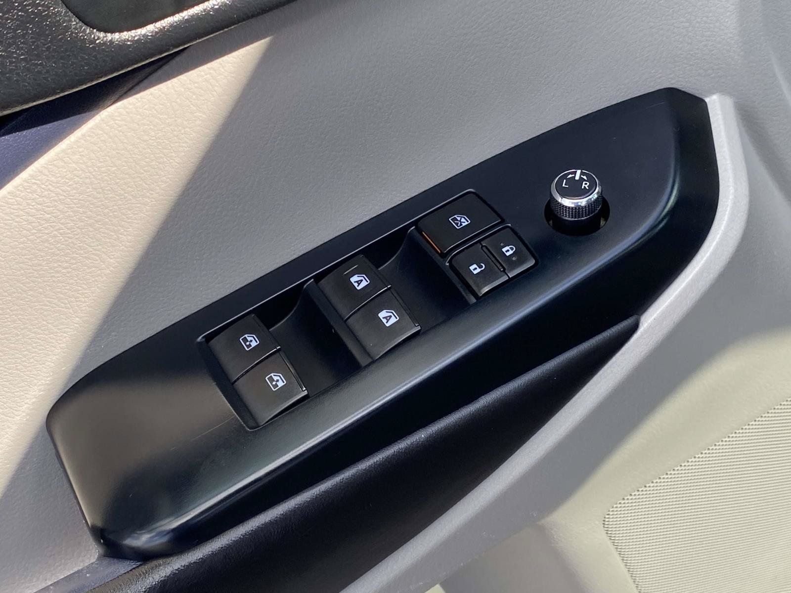 Used 2017 Toyota Highlander XLE FWD image 19