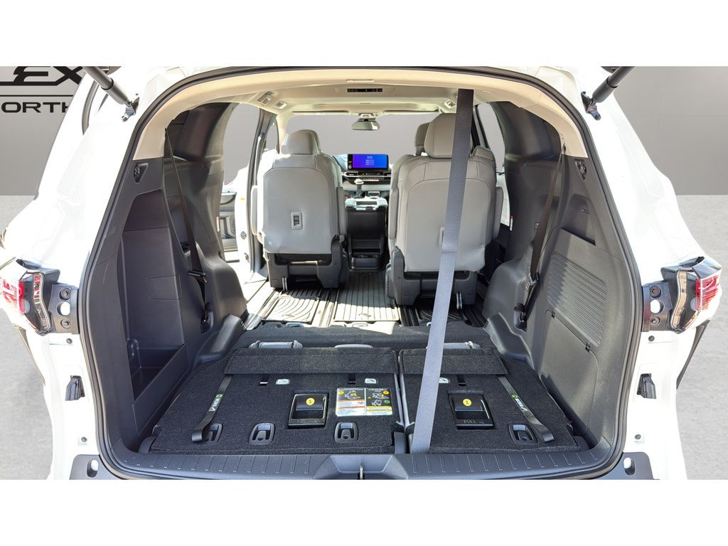 Used 2026 Toyota Sienna XLE FWD image 22