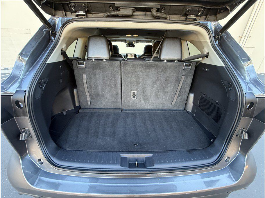 Used 2021 Toyota Highlander XLE AWD/4WD image 24