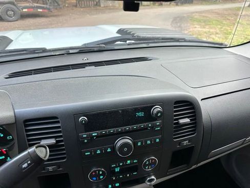 Used 2011 Chevrolet Silverado 2500 LT w/ Interior Plus Package RWD image 11