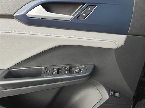 Used 2024 Volkswagen Taos SE image 18