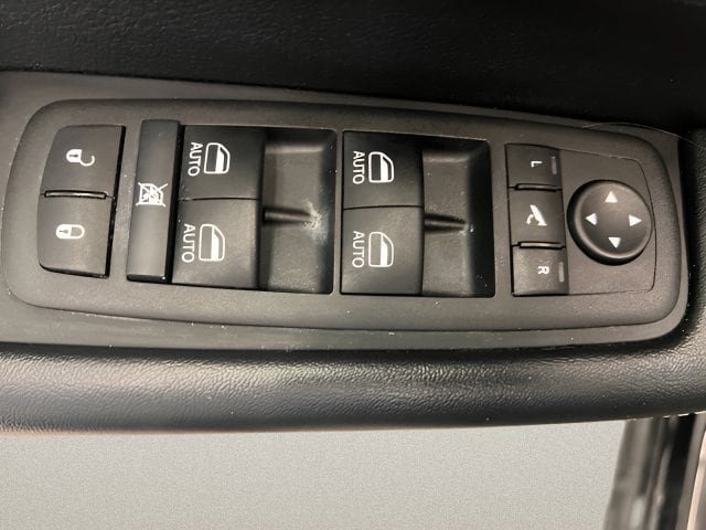 Used 2025 Chrysler Pacifica Limited FWD image 16