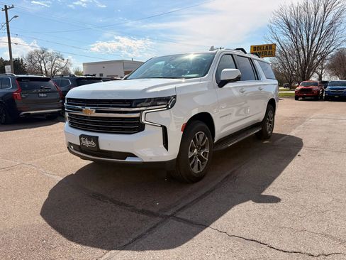 Used 2021 Chevrolet Suburban LT w/ LT Signature Package AWD/4WD image 4