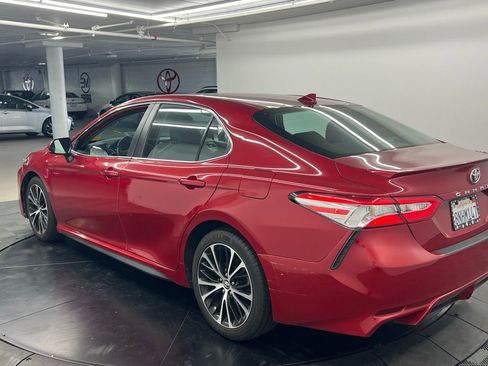 Used 2020 Toyota Camry SE image 3