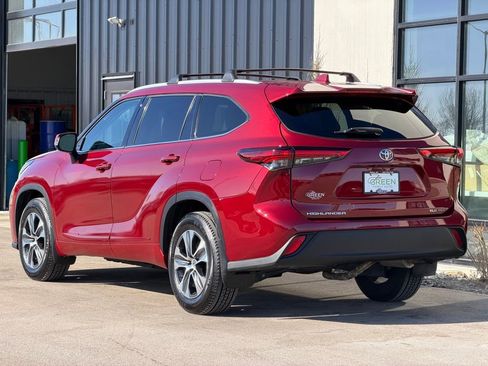 Used 2022 Toyota Highlander XLE image 3