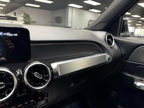 Used 2020 Mercedes-Benz GLB 250 4MATIC image 27
