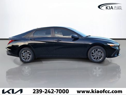 Used 2024 Hyundai Elantra SEL FWD image 2