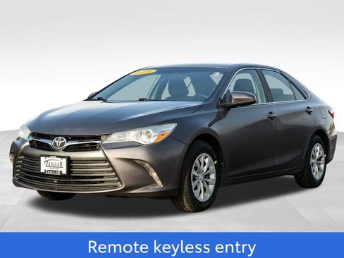 Used 2016 Toyota Camry LE image 3