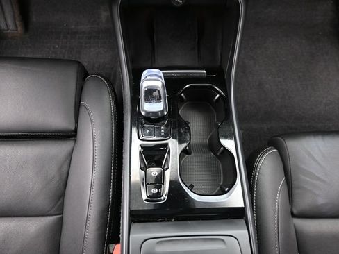 Used 2024 Volvo XC40 B5 Ultimate w/ Protection Package Premier AWD/4WD image 17