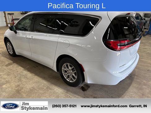 Used 2024 Chrysler Pacifica Touring-L FWD image 6