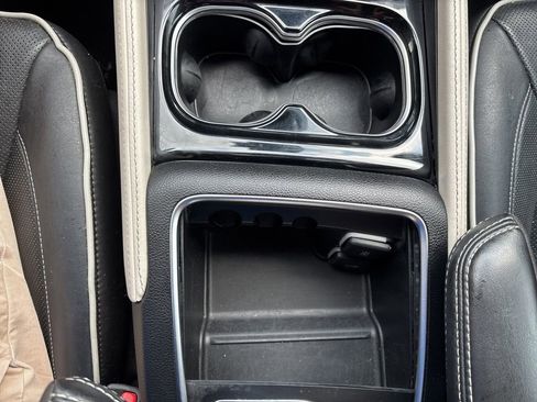 Used 2023 Chrysler Pacifica Limited image 32