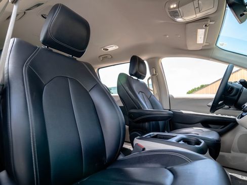 Used 2024 Chrysler Pacifica Touring-L FWD image 19