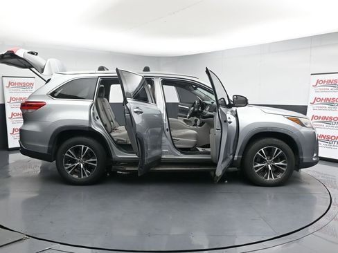 Used 2019 Toyota Highlander LE FWD image 37