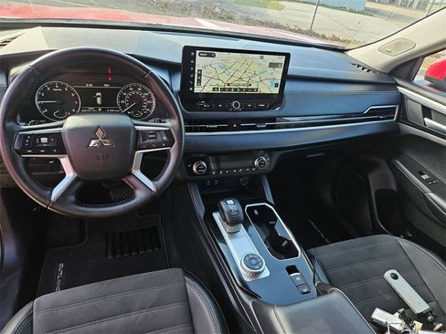 Used 2025 Mitsubishi Outlander SE image 16