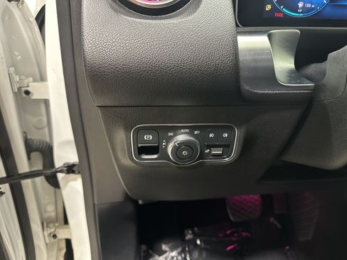 Used 2021 Mercedes-Benz GLB 250 4MATIC image 38