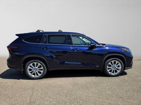 Used 2024 Toyota Highlander Limited AWD/4WD image 2