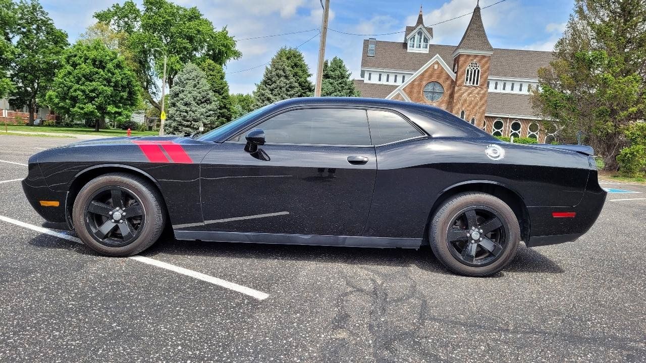 Used 2014 Dodge Challenger SXT RWD image 2