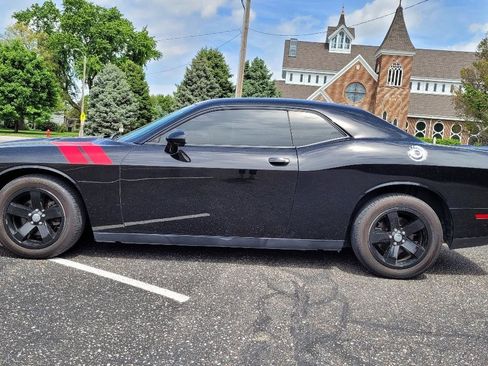 Used 2014 Dodge Challenger SXT RWD image 2
