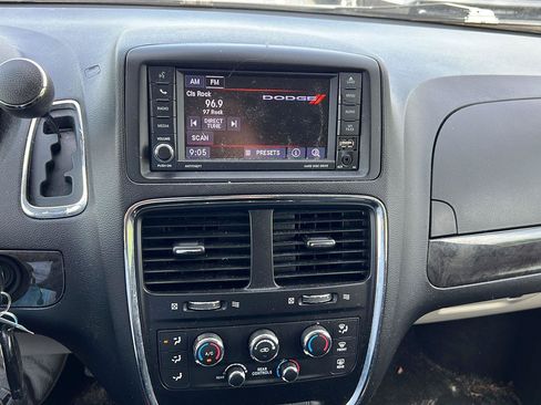 Used 2019 Dodge Grand Caravan SE FWD image 9