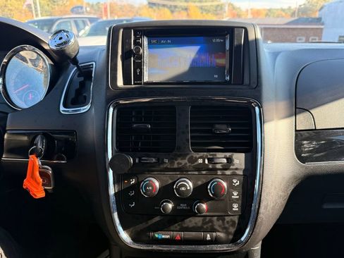 Used 2016 Dodge Grand Caravan SE image 32