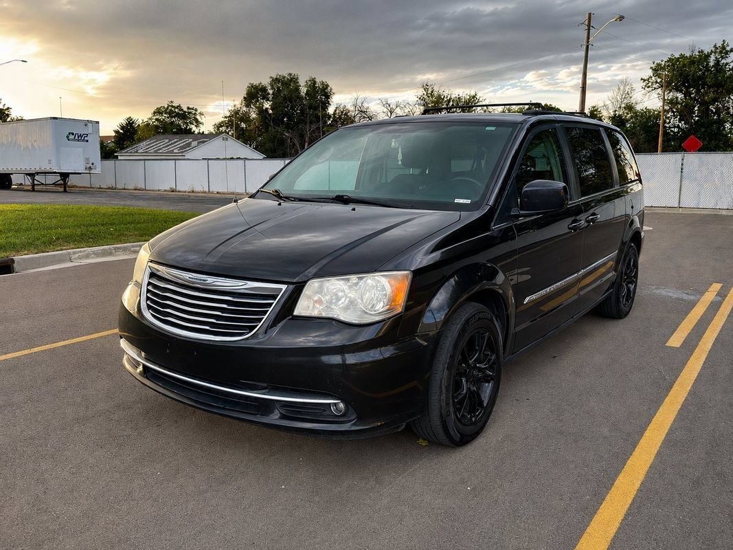 Used 2014 Chrysler Town & Country Touring FWD image 1