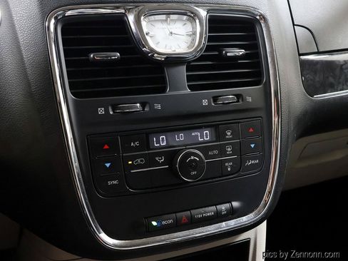 Used 2015 Chrysler Town & Country Touring FWD image 23