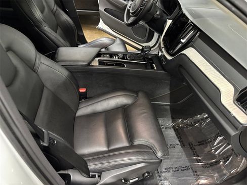 Used 2021 Volvo XC60 T6 Inscription image 19