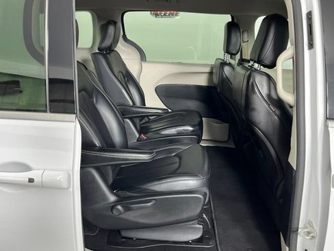 Used 2023 Chrysler Pacifica Touring-L FWD image 28