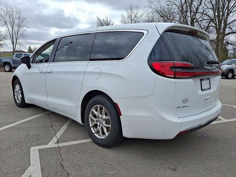 Used 2024 Chrysler Pacifica Touring-L image 22