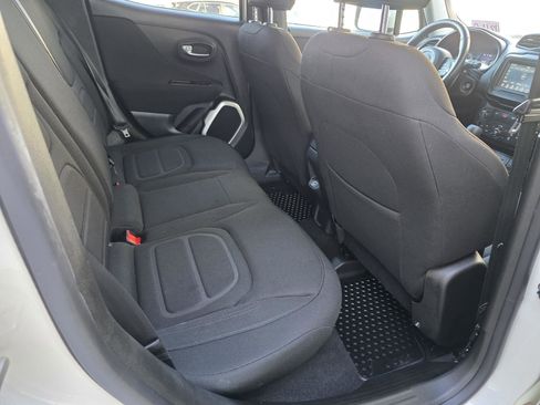 Used 2019 Jeep Renegade Latitude w/ Cold Weather Group image 21