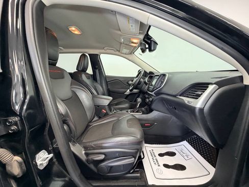 Used 2018 Jeep Cherokee Trailhawk w/ Comfort & Convenience Group AWD/4WD image 9