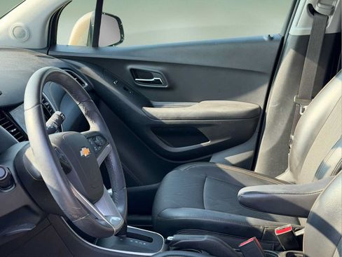 Used 2020 Chevrolet Trax LT w/ Sun & Sound Package FWD image 11