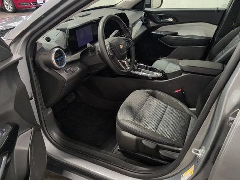 Used 2025 Chevrolet Trax LT w/ LT Convenience Package FWD image 9