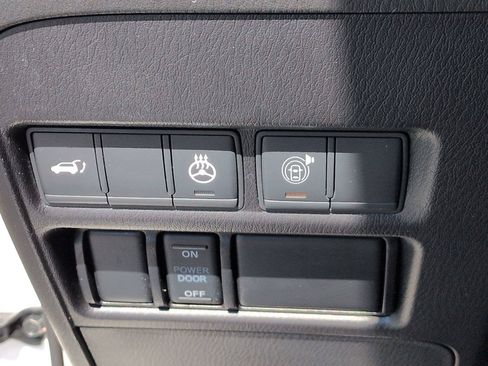 Used 2022 Nissan Armada Platinum w/ Captain's Chairs Package RWD image 17