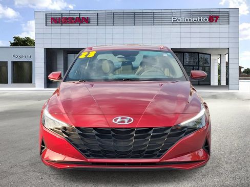 Used 2023 Hyundai Elantra SEL w/ Preferred Accessory Package FWD image 2