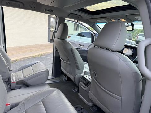 Used 2015 Toyota Sienna XLE Premium FWD image 19