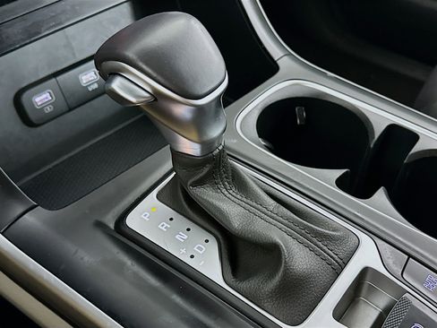 Used 2024 Kia Carnival LX image 24