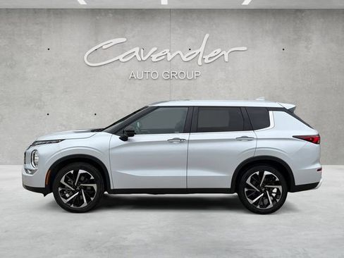 Used 2024 Mitsubishi Outlander SE image 13