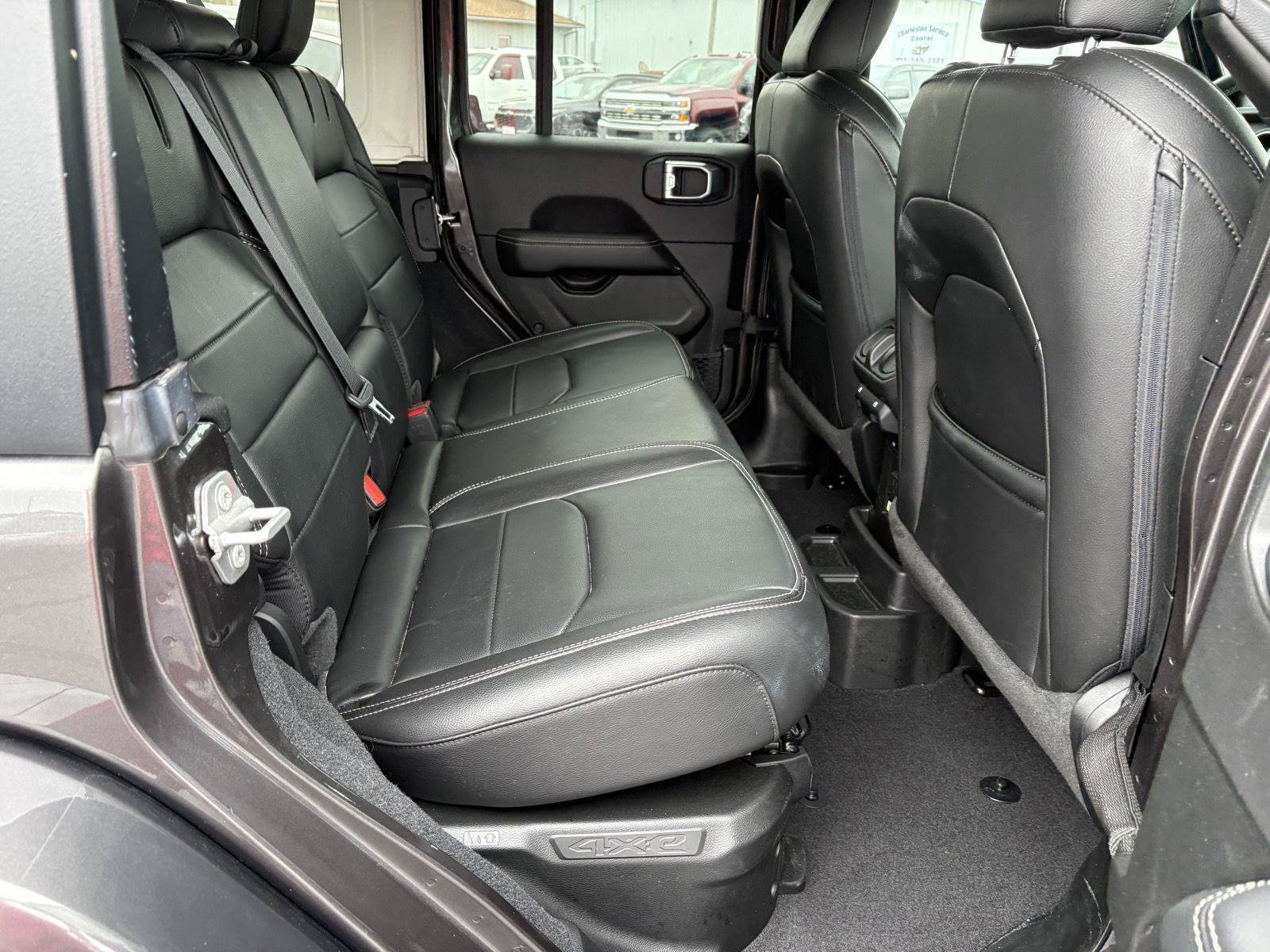 Used 2023 Jeep Wrangler Unlimited Sahara AWD/4WD image 13