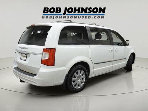 Used 2016 Chrysler Town & Country Touring FWD image 7